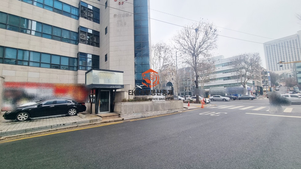 서초동 교대역 대로변 무권리 지하 상가, 유동인구 많은
